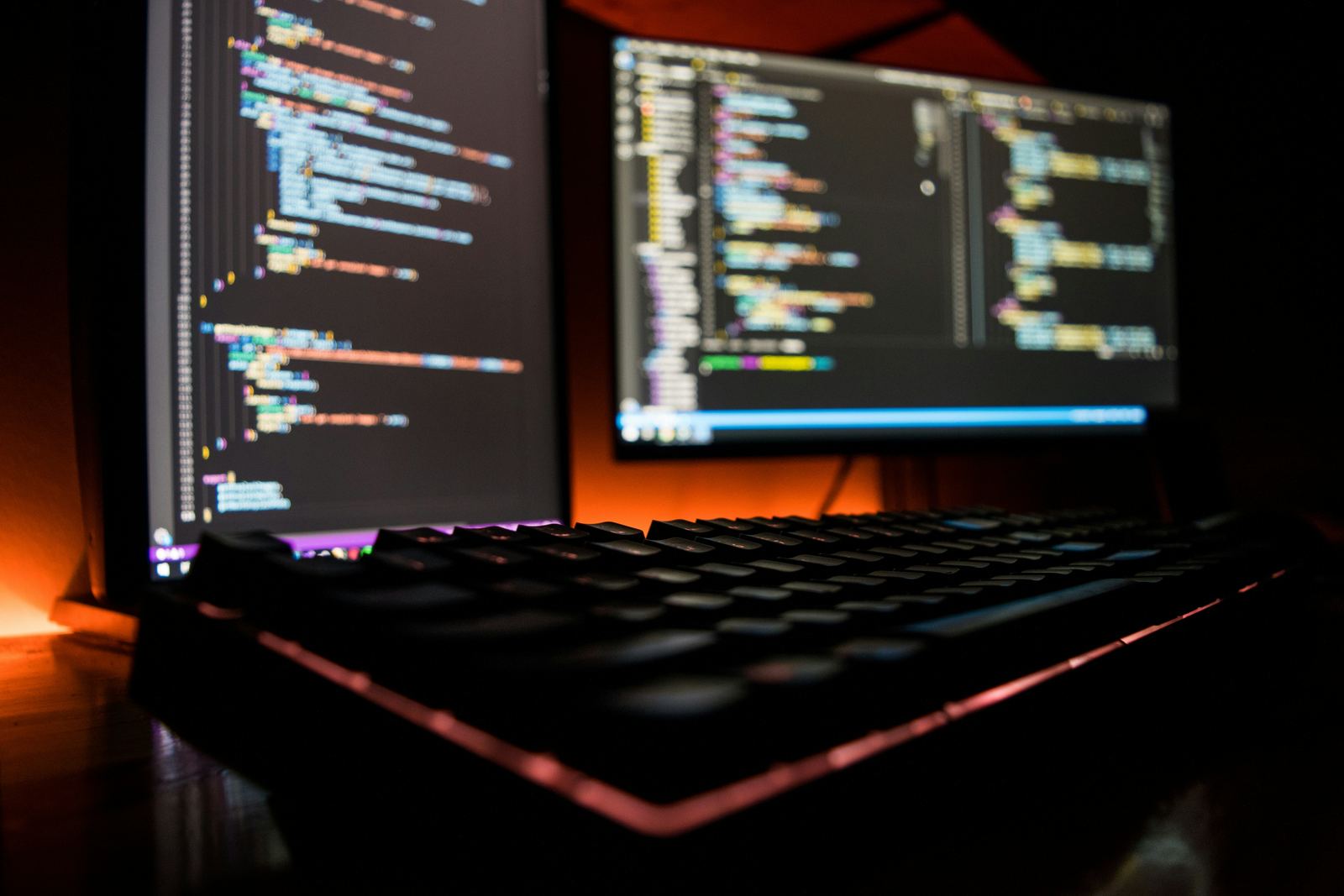 Kod na monitorima tijekom izrade web stranice