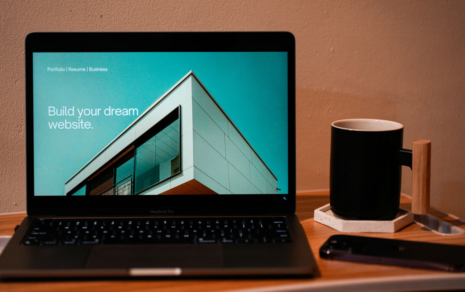 Rad na laptopu tijekom održavanja web stranice